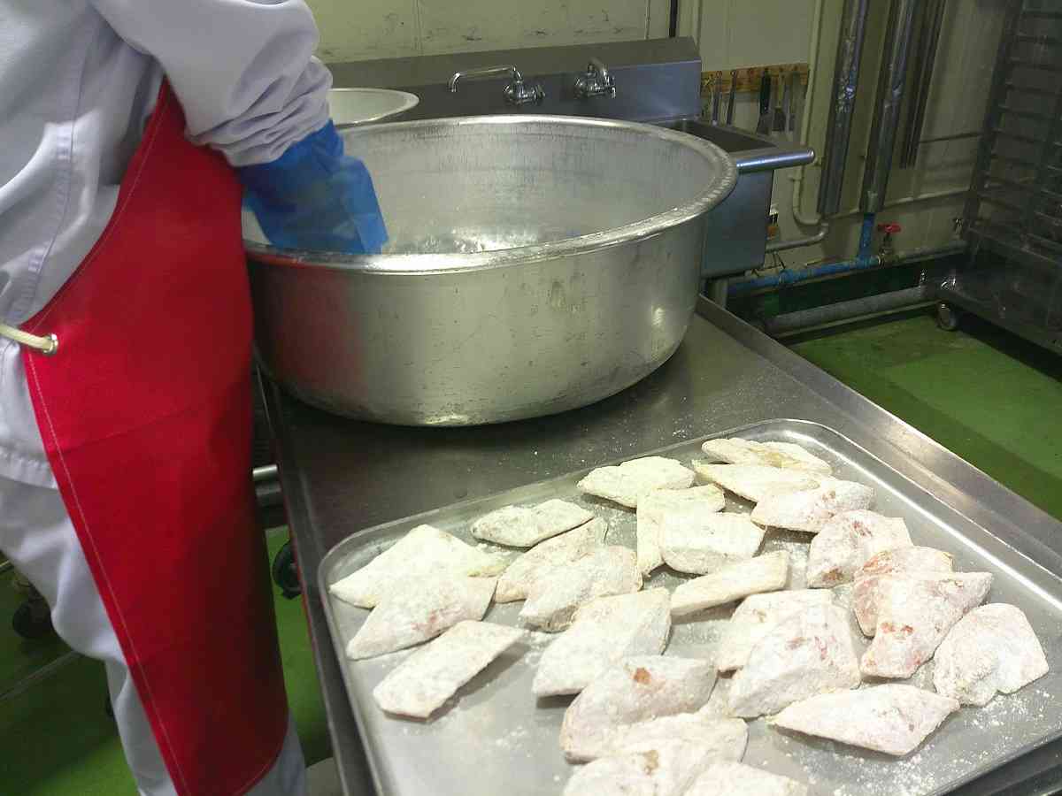 3.12米粉をつけた赤魚