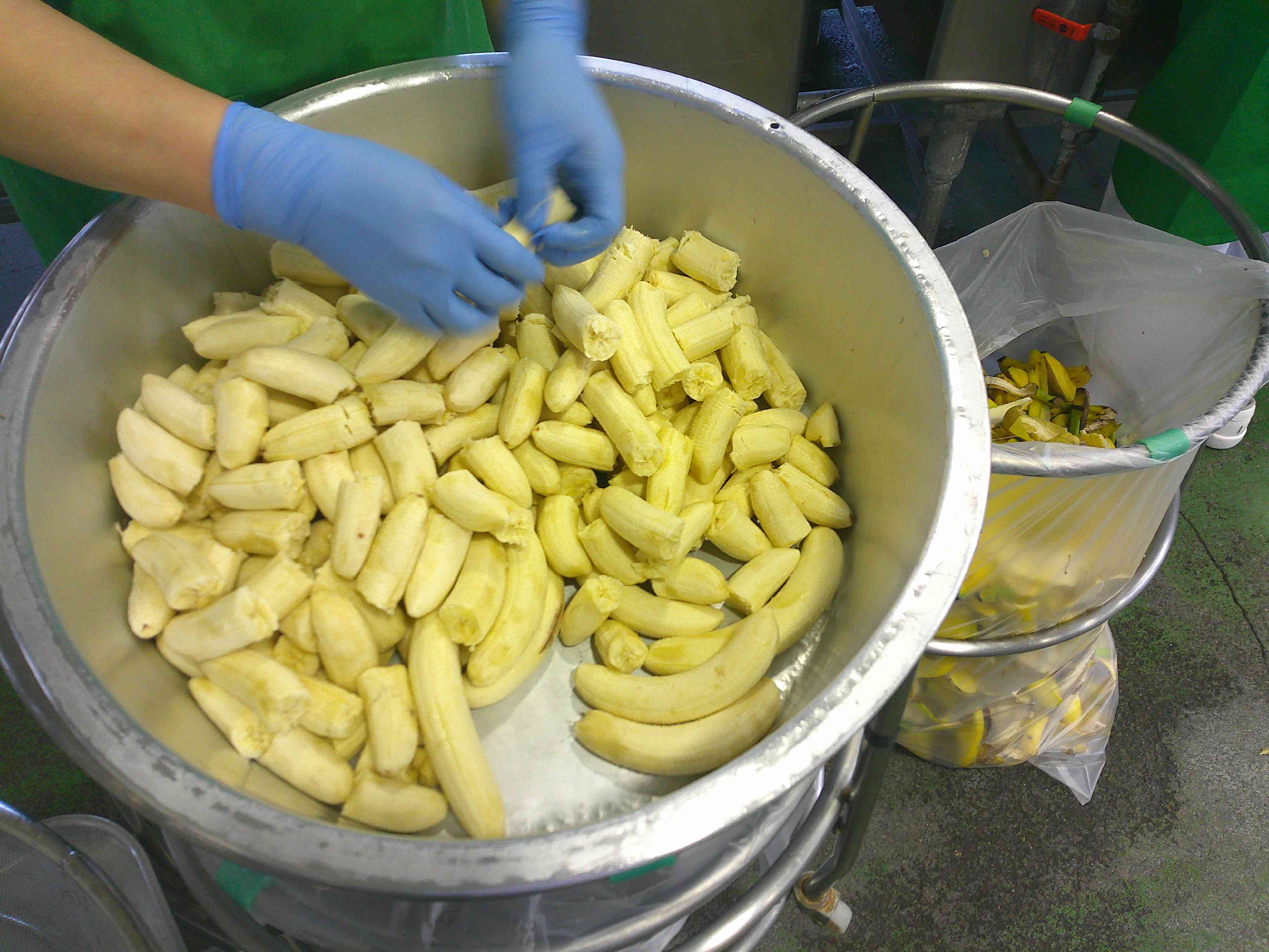 0410②バナナの中を確認する