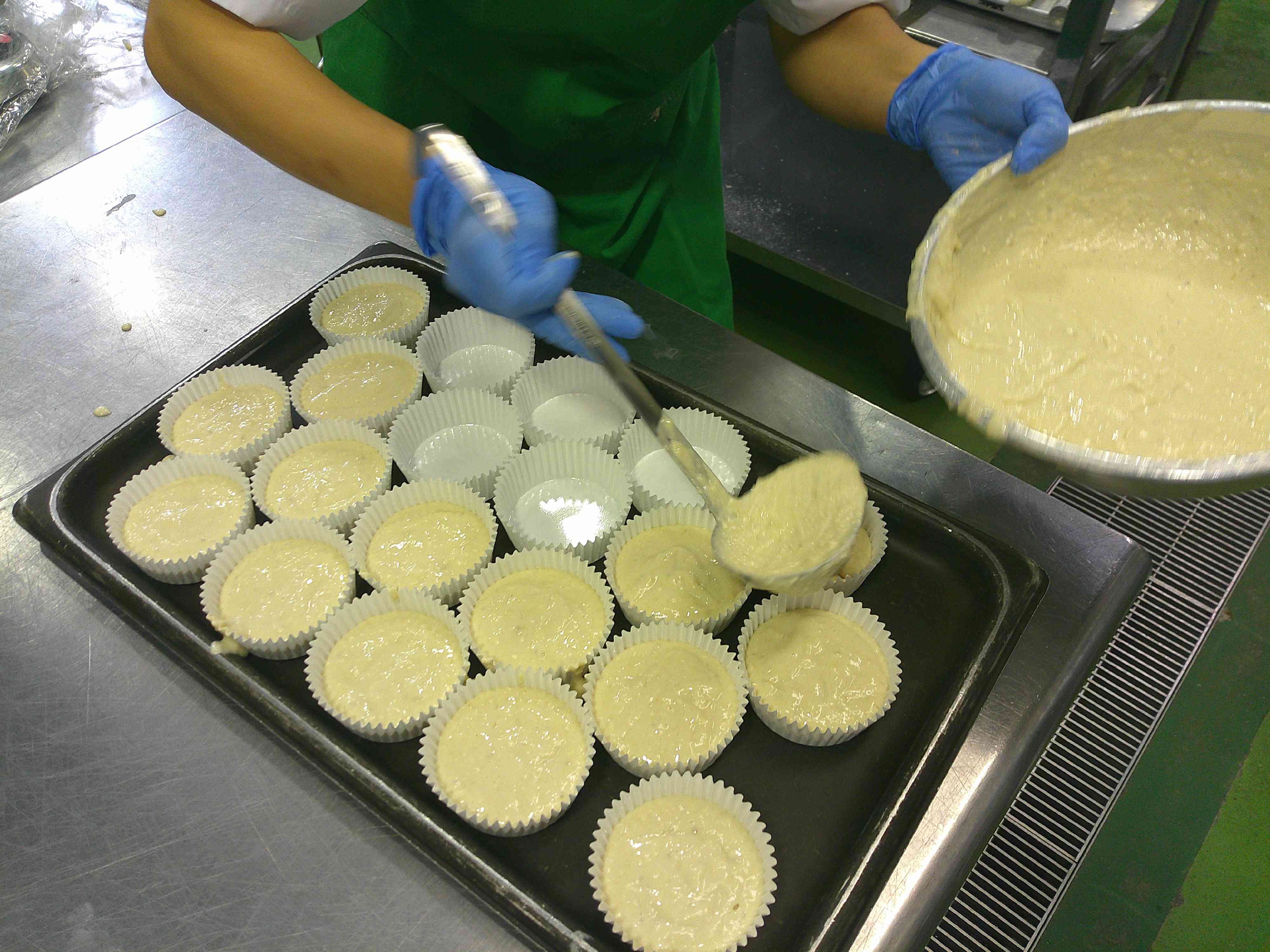 0410④バナナケーキの生地をカップに注ぐ (1)