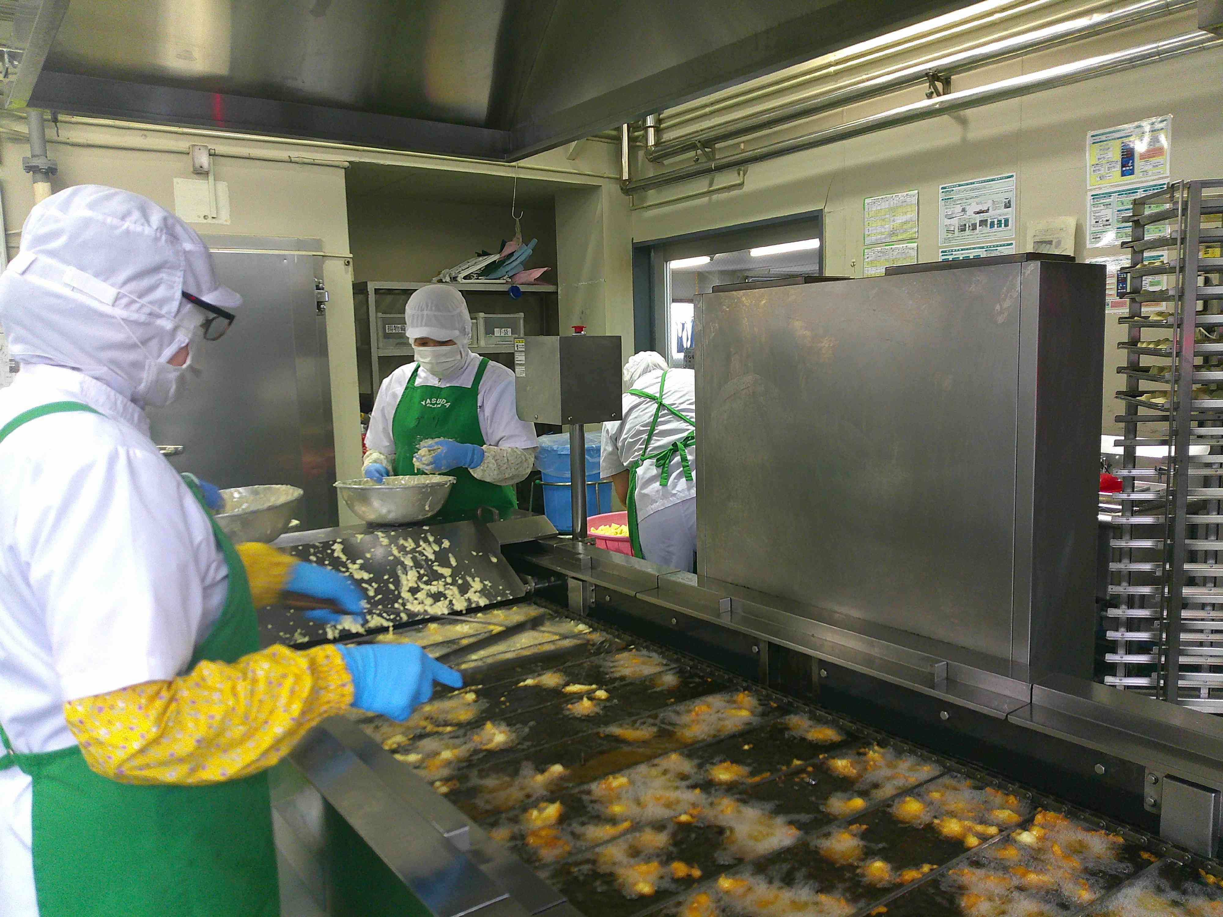 0413①ポテトドックを揚げるようす(1)