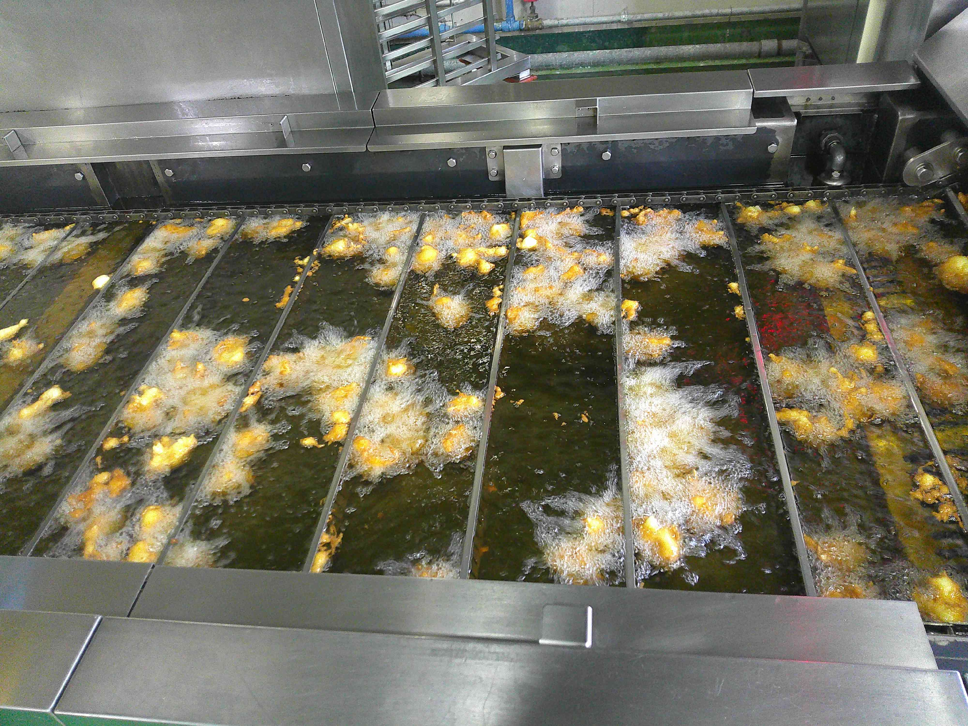 0413①ポテトドックを揚げるようす(2）