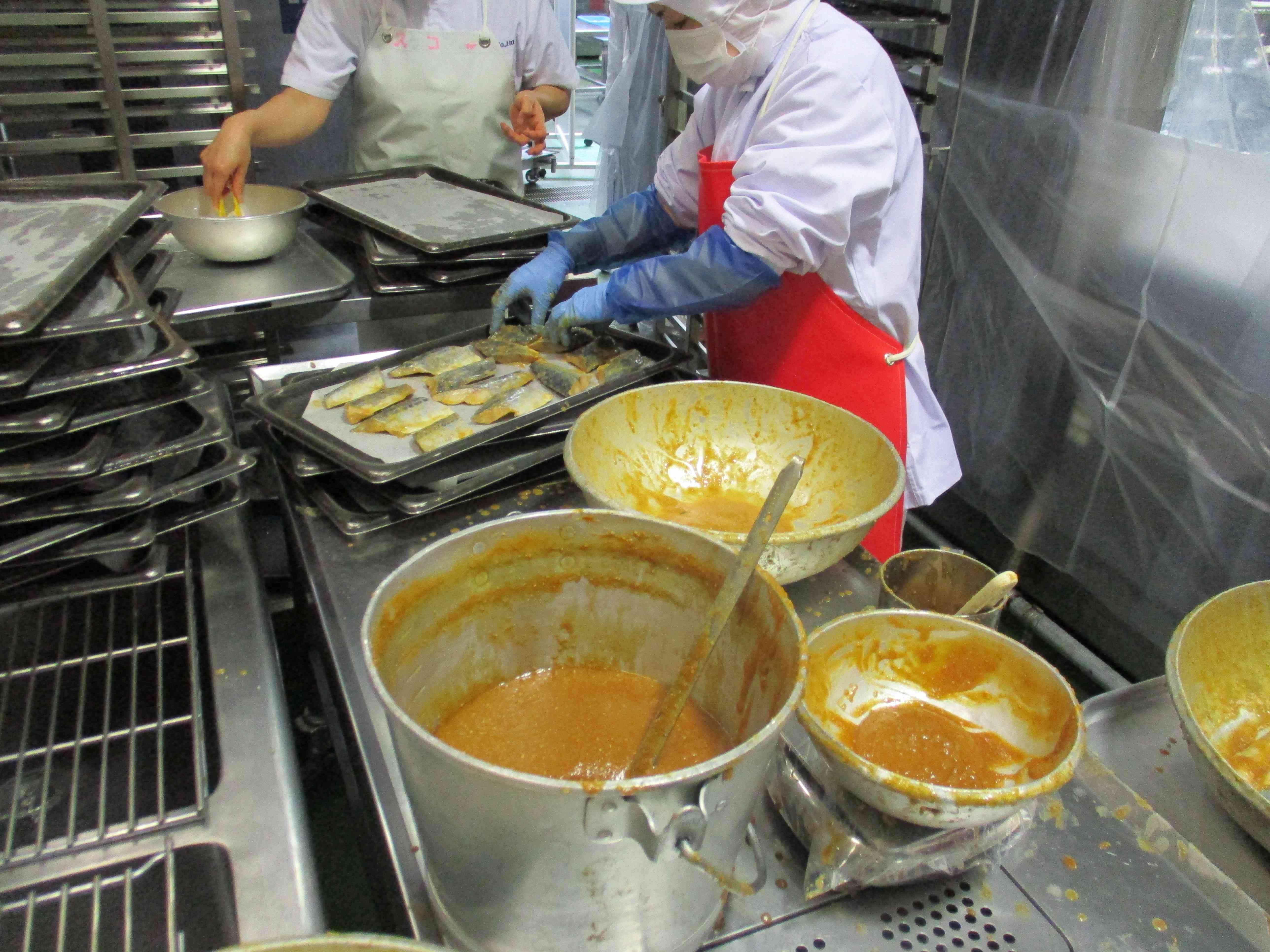 0415①さわらにごまみそだれをかけているようす