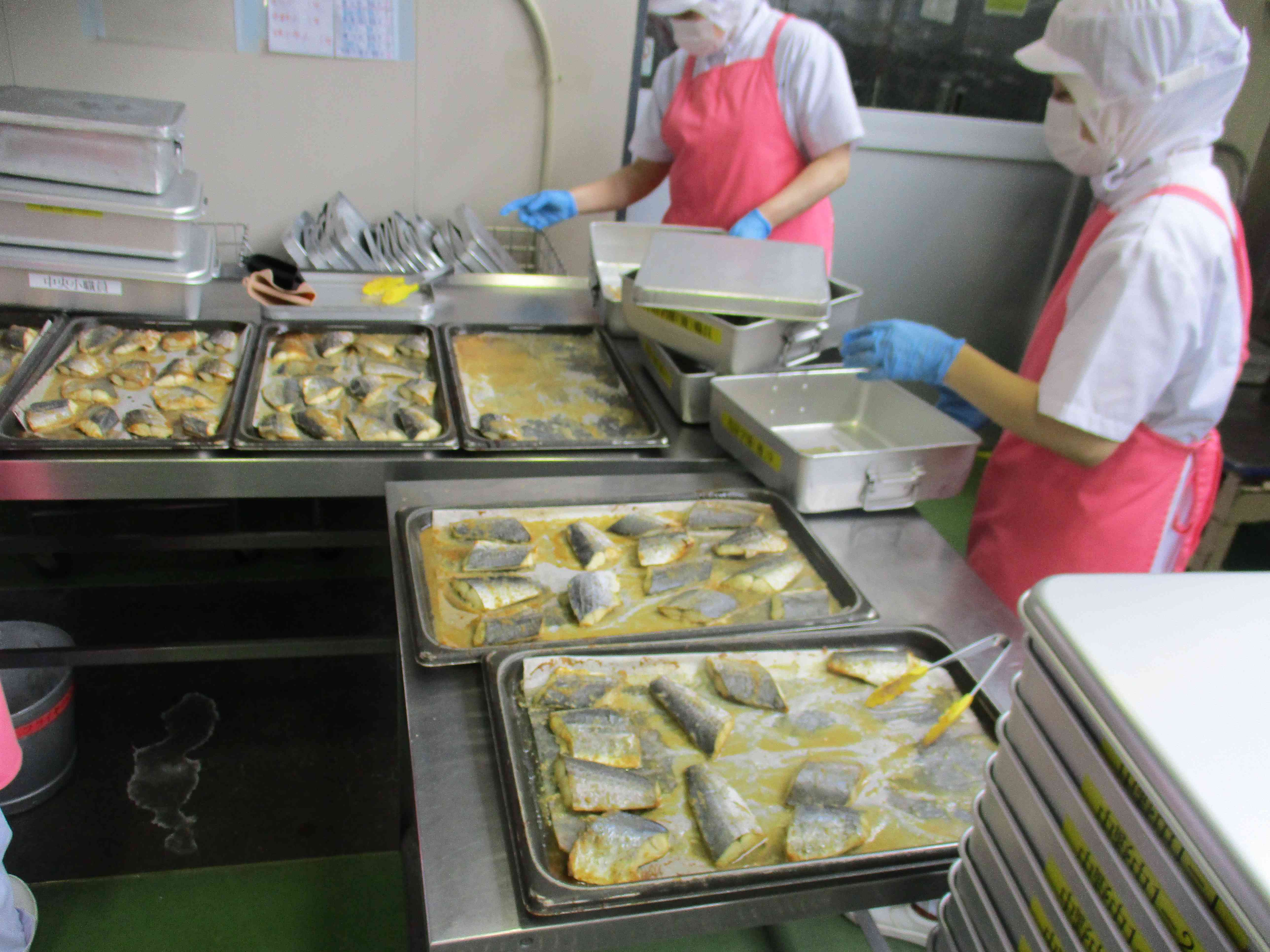 0415②焼きあがったさわらを数えるようす