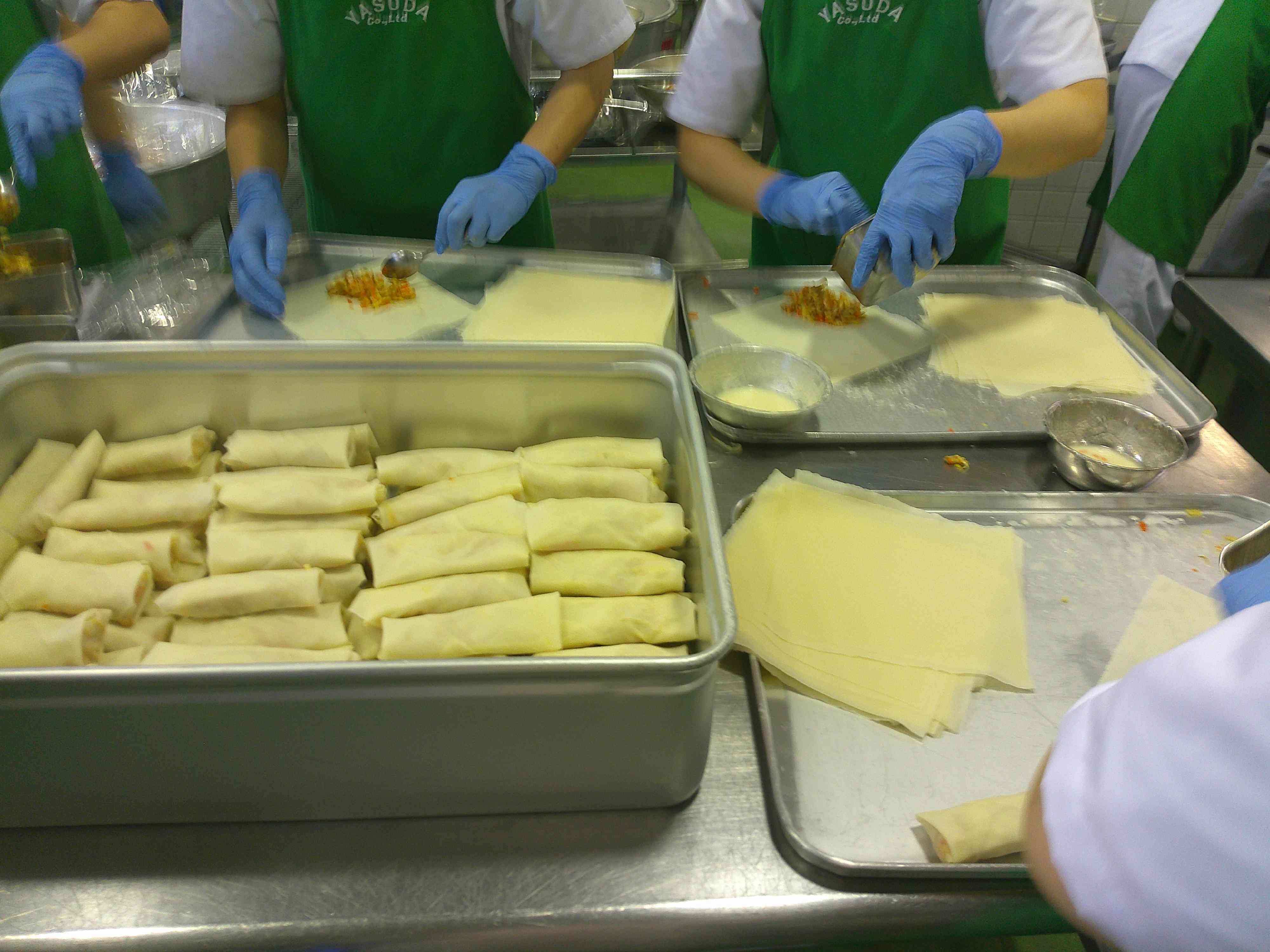 0416②春巻きを包むようす