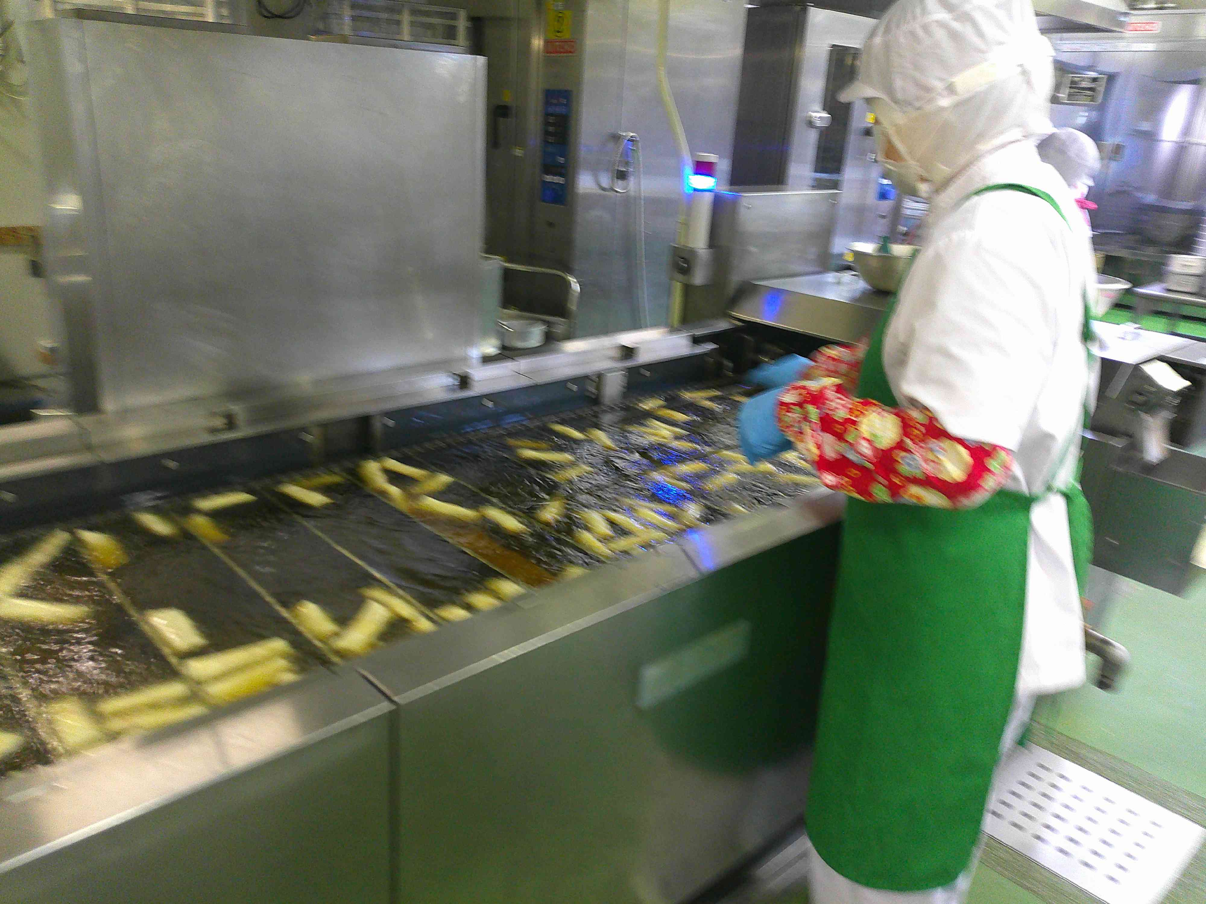 0416③春巻きを揚げるようす