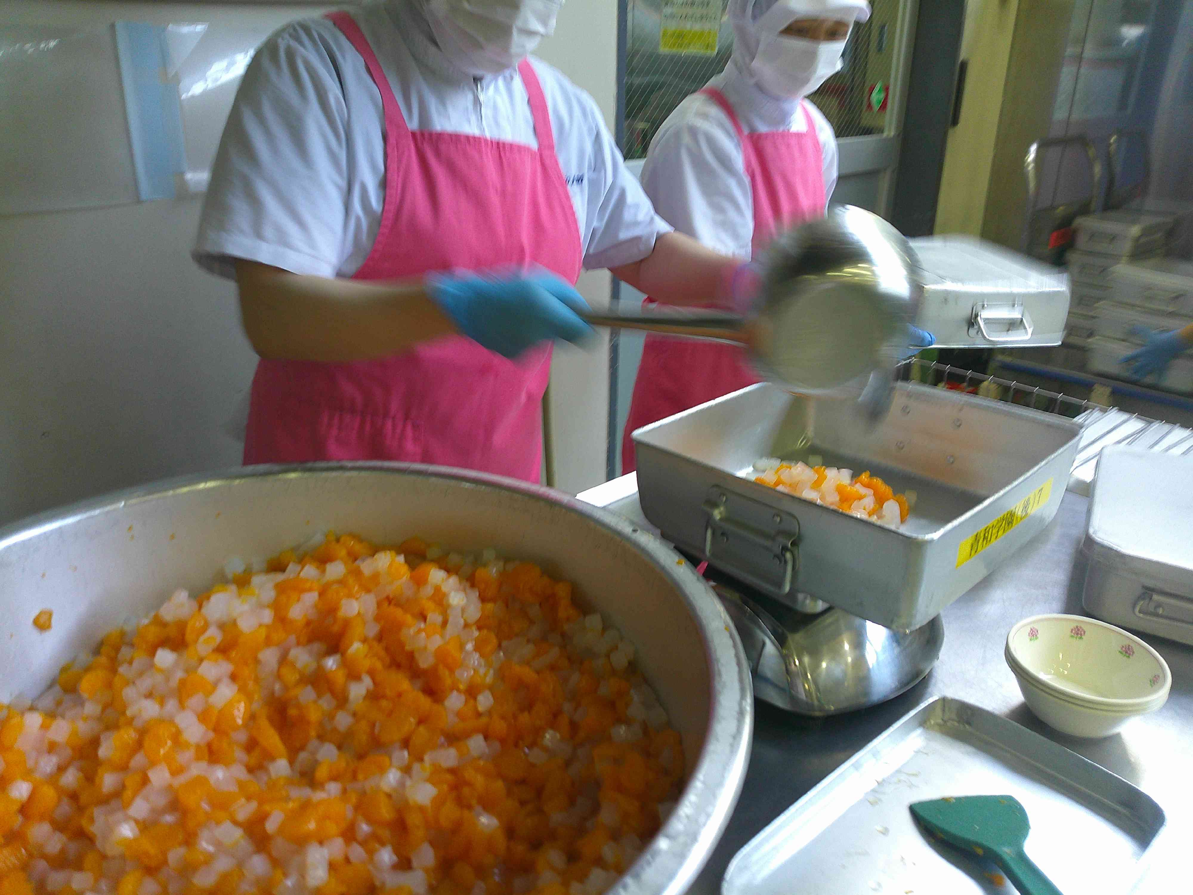 0417フルーツジュレを配缶するようす