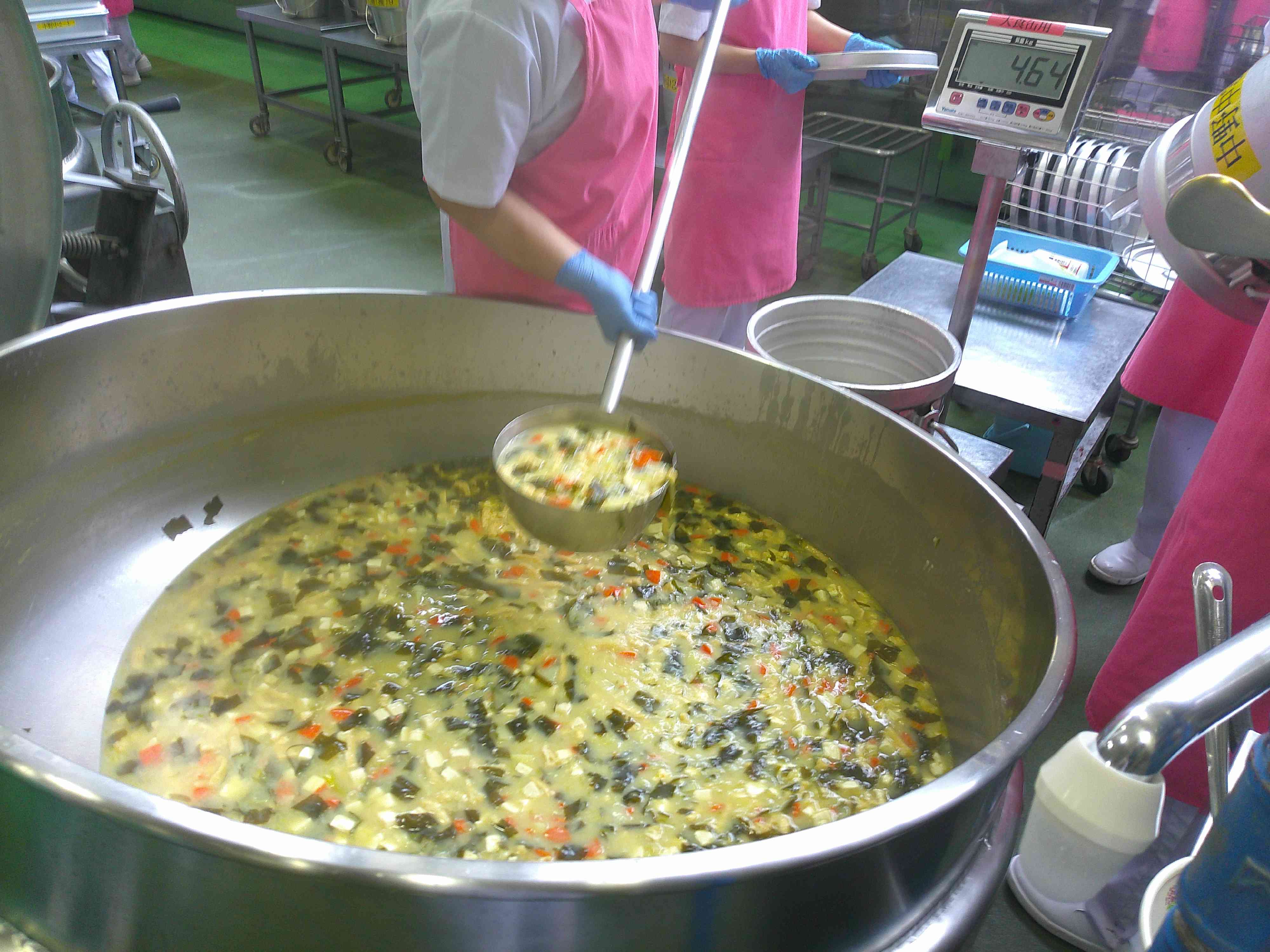 0421みそしるを配缶するようす