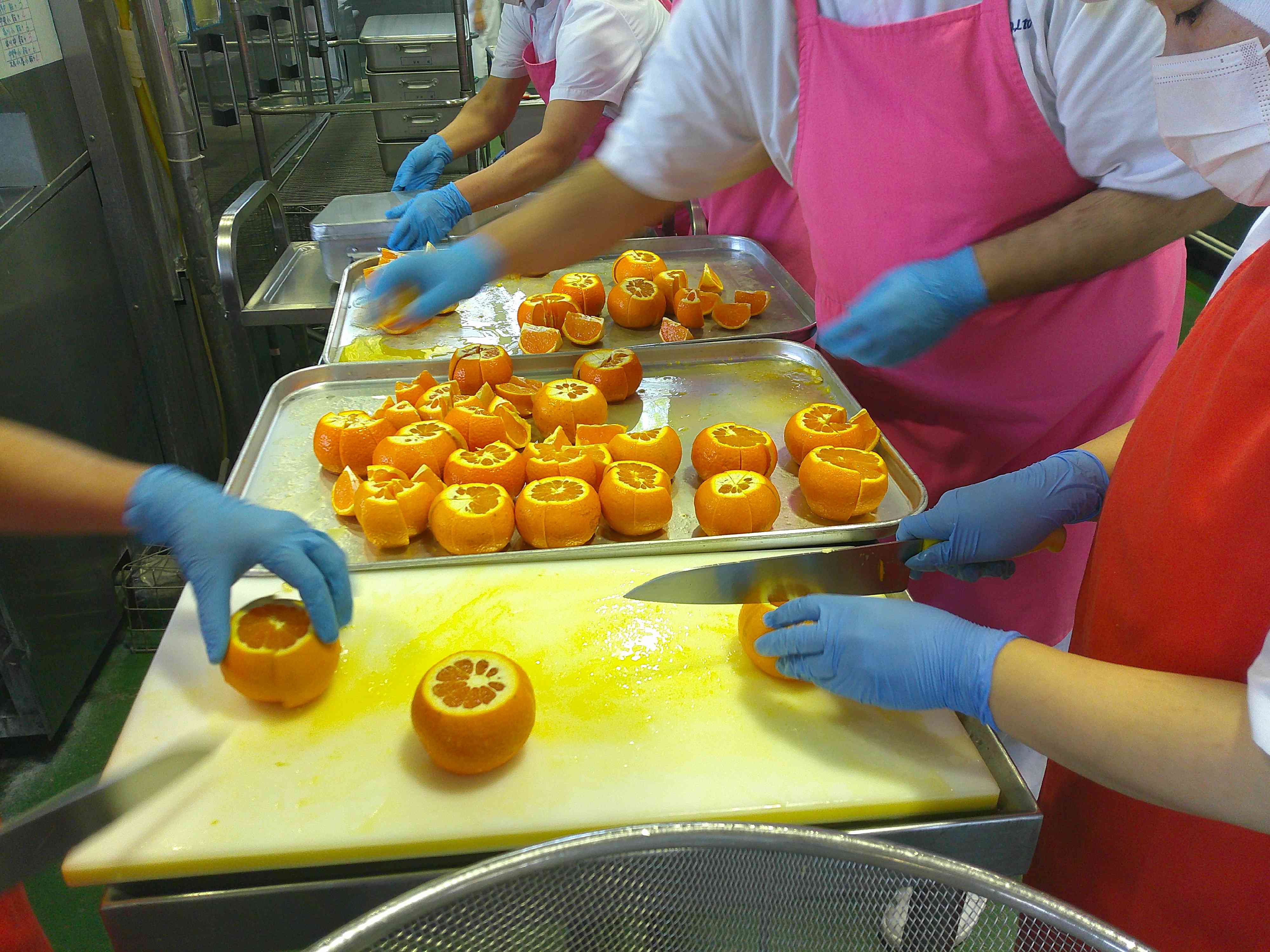 0427清見オレンジを切る様子