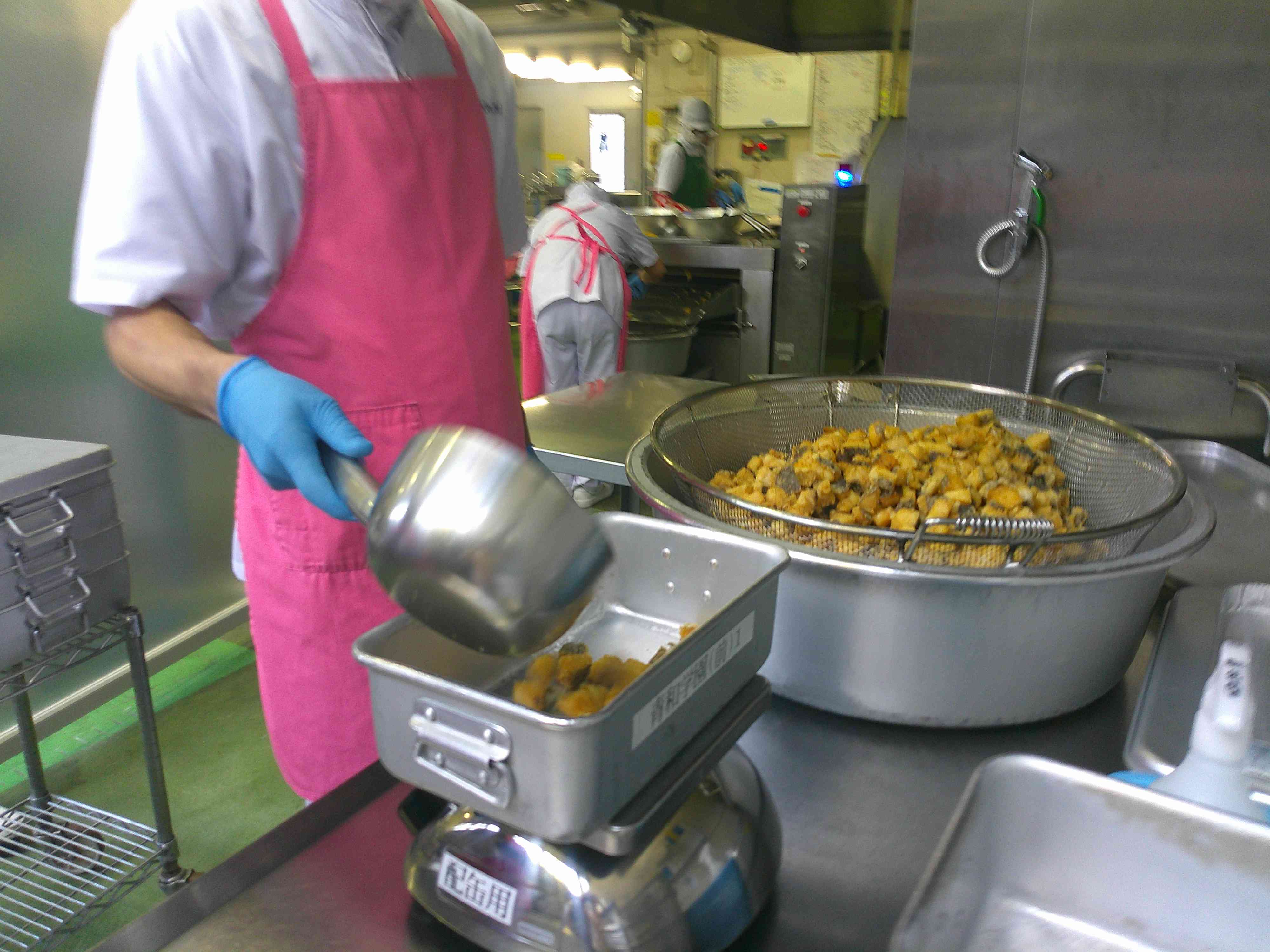 0428ホキのからあげを配缶するようす