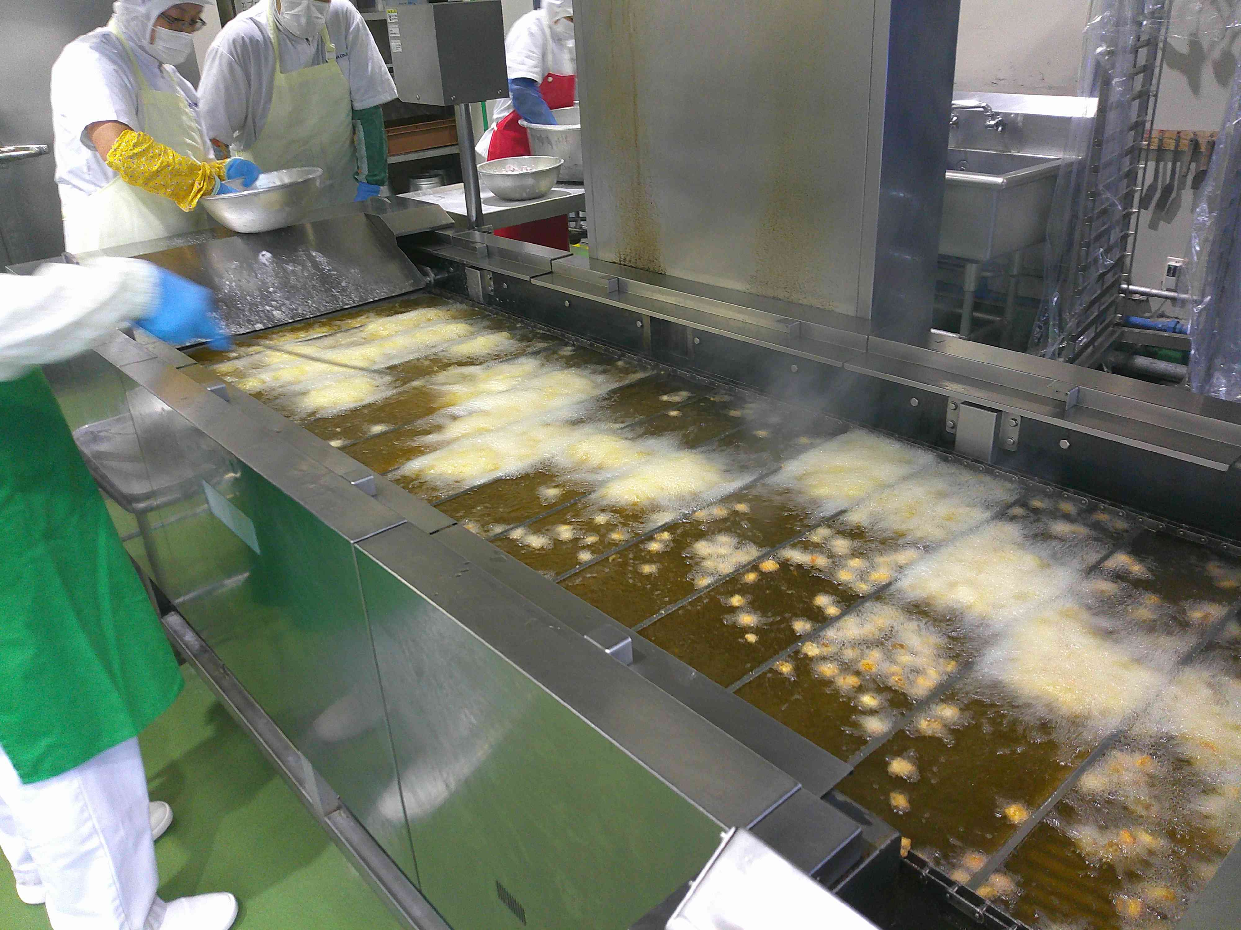 1005しいらを油であげているようす（写真）
